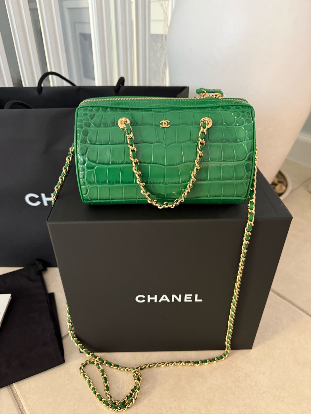 CHANEL 🔥 Green Croc-Embossed Barrel Bag with Gold Chain 2026 collection - Picture 5 of 5